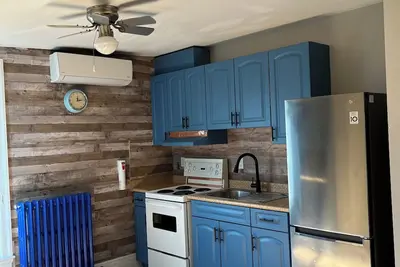 Image de Bright and spacious with rooftop patio - few minutes from subway!