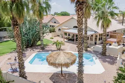 Image de ☀️🌵Tropical Desert Oasis. Heated Pool & Spa no charge. Private, large yard 🌴🏜