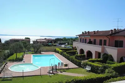 Image de Appartement 'Il Riflesso Sul Lago' avec vue sur le lac, piscine partagée et Wi-Fi