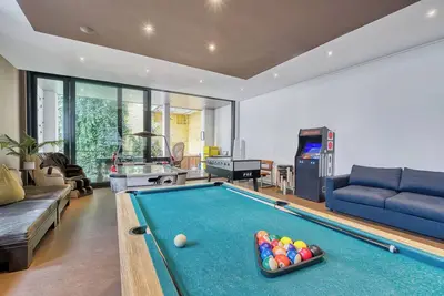 Image de 10/Comenstay. be/ 660m2 townhouse GameRoom+Terrace+Jacuzzi+Sauna for groups 35+pp