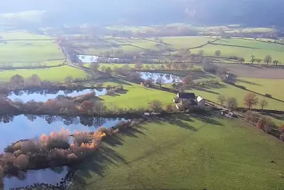 Image de Grande maison de campagne avec son étang sans vis à vis au calme