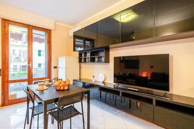 Image de Comfortable 65 sqm apartment, with modern furnishings, able to accommodate up to 5 people, located on the 3rd floor of a building with a lift. The property is located in Ponte alla Vittoria area, a few minutes on foot from the Cascine Park, and constitut