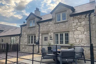 Image de Cosy cottage with sea views in idyllic location directly opposite the sea