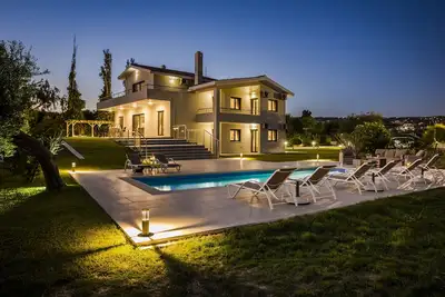 Image de Superb Location Luxury 5 bed villa, pool, sea view, beach / restaurants close by