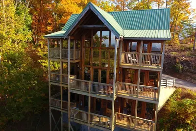 Image de Gatlinburg Luxury Cabin, 4 Mstr Bdrms, Sièges de théâtre, Game Rm, Hot Tub, parfait!
