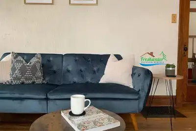 Image de Terrace House:Springtime Adventures Await in Manistique – Stay Cozy and Central