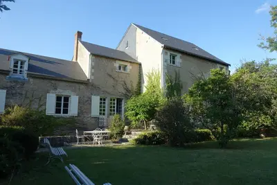 Moulin plein de charme en bordure de rivière avec une île