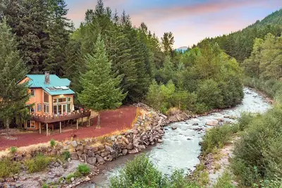 Image de Mt. Hood Riverfront Getaway | Hot Tub | 4br Chalet on 2 Acres | Pet Friendly
