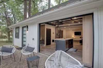 Image de Luxurious Guest House Retreat in Lower South End w/retractable glass garage door