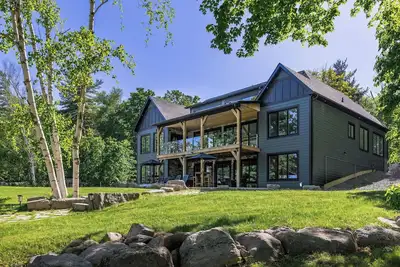 Image de Buckhorn Blue-Waterfront Luxury Cottage-5 bdrm-HotTub, Sauna, Rec Room, Beach Area