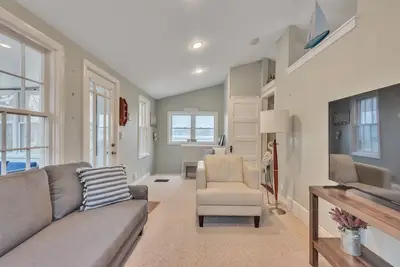 Image de Amazing Lakefront Retreat On Long Lake! by RedAwning