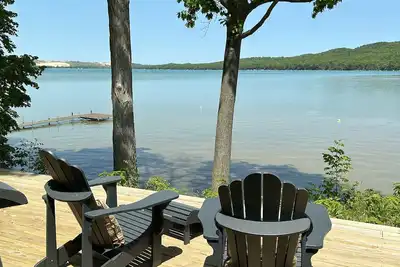 Image de Little Glen House with 100 feet of frontage, huge deck, dock, and boat mooring