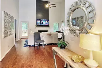 Image de Gorgeous 4 Br Home - 1. 5 mi from Dt Alpharetta and Avalon