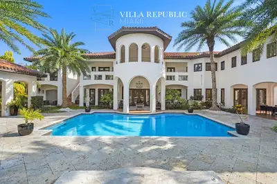 11br Villa Calabassa on the Water