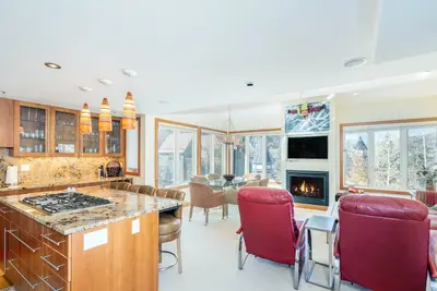 Image de Fun 3 bedroom Condo Easy walk to Grocery Store, Lift 7