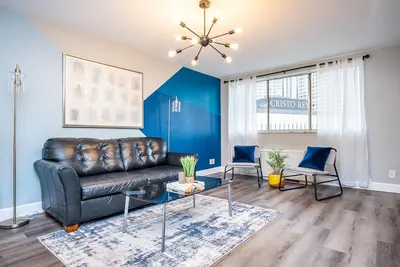 Image de Downtown Apartment with Parking Walkable Location