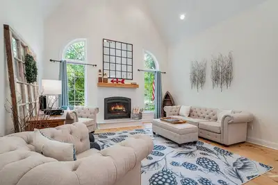 Image de Newly remodeled cottage with hot tub and three seasons room