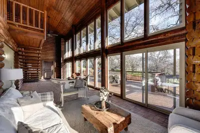 Image de Amazing Log Cottage with Hot Tub & Barrel Sauna! (New Listing)
