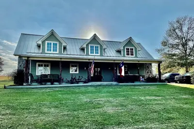 Image de Your 12 Acre Farmhouse Retreat - Relax and Unwind by the Campfire and Pond