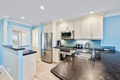 Image de Beautifully renovated top floor condo with lake view, minutes from the beach