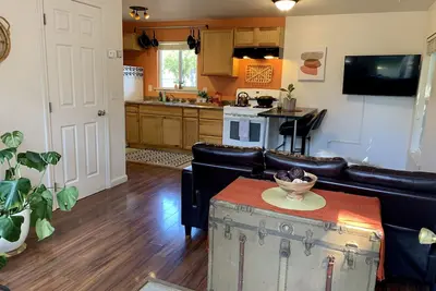 Image de Bright & Cheerful Northtown Arcata Guest Cottage