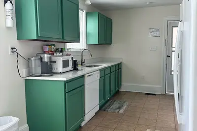 Image de New! Residential Retreat. Located minutes to the Oceanview beach and Naval base.