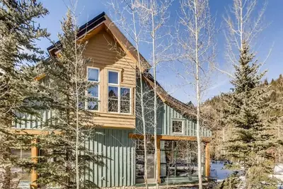 Spacious 4br Ski Tip townhome near the slopes with mountain views and hot tubs!