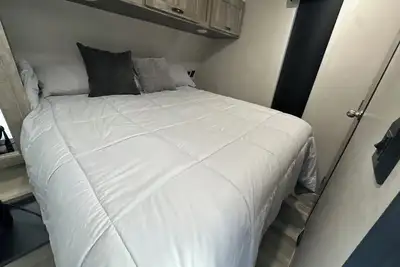 Image de Vibe hilltop camper with Texas skyline