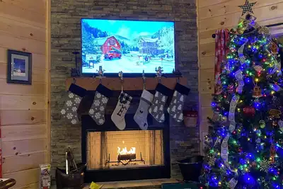 Image de Cabin with great views inside/and deck. No Mtn roads, creek-side on 15 Acres.