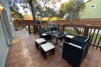 Image de Family home with pool table, back deck, & Ping pong table