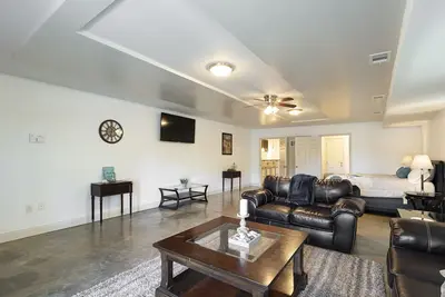 Image de Industrial loft quiet, 6 min to airport