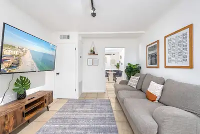 Image de Beach Cottage For 6 🏖Walk 2 Beach🏖 w/ King Bed & Putting Green -Pets Welcomed!