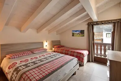 Appartement \"Arcobaleno Arancione\" avec vue sur les montagnes, jardin et Wi-Fi.