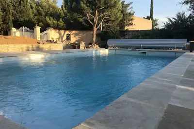 Image de A 5 minutes de la plage, maison familiale avec piscine et jardin!