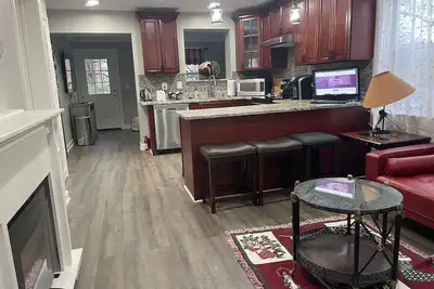 Image de Newly Renovated Modern & Cozy Townhome conveniently located in Rosslyn - Parking