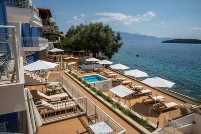 1 bedroom sea front  with privet patio with direct acces to pool and sea.