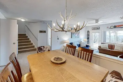 Image de Ski-In/Out Condo with Mountain Views, and Washer/Dryer