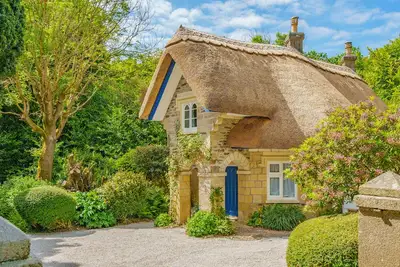 Fairytale Thatched 18th Century Cornish Cottage with Hot Tub & Stunning Gardens