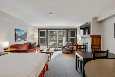 Image de Spacious Studio | Ski In/Out | Pool & Hot Tubs | In the Heart of Panorama Resort