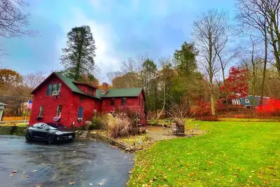 Image de Historic 4 Bedroom Luxury Cabin with Private Waterfall & Lake Access