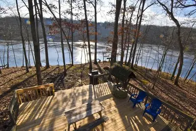 Image de Peaceful Dog Friendly Lakefront Getaway! Newly Renovated w/ Hot Tub!