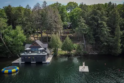 Image de Magnificent 7bdrm 8bath luxury on Lake Joe! Hot Tub! Gym! Boathouse! Sauna!
