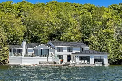 Image de 4bdrm 3 bath super elite cottage on Lake Joe! Sw exposure! All-day sun!