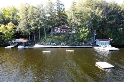 Image de 4 bdrm +loft, 3 bath, Island Property on Lake Muskoka! Beach Hut! Hot tub!