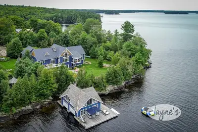 Image de 6 bdrm, 6 bath Luxury with 230' of frontage on Lake Muskoka! Min to Bracebridge!