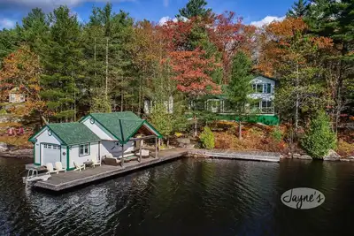 Image de Charming 5bdrm 2bath island cottage on Lake Muskoka! Sunsets! Sauna!