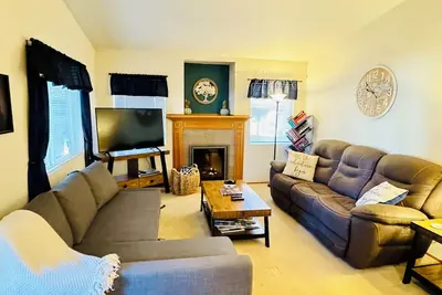 Walk to the village - Pet friendly! ! 2 bedroom upstairs unit