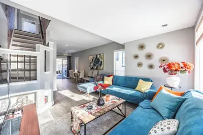 Image de Gorgeous Character Home in Kensington Plaza, Steps To Dt