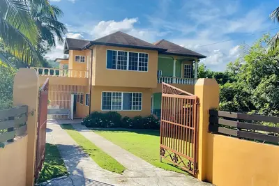 Image de Coconut Palm Getaways; Spacious 4-Bdr, Balcony, Pool, Garden. .