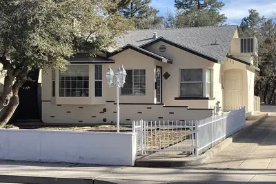 Image de Located in Prescott’s Historic District. Walking distance to Whiskey Row.